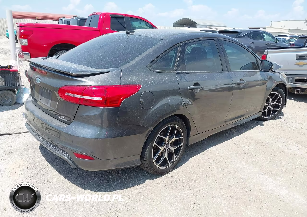 2015 Ford Focus Se VIN:1FADP3F21FL313482 - 4