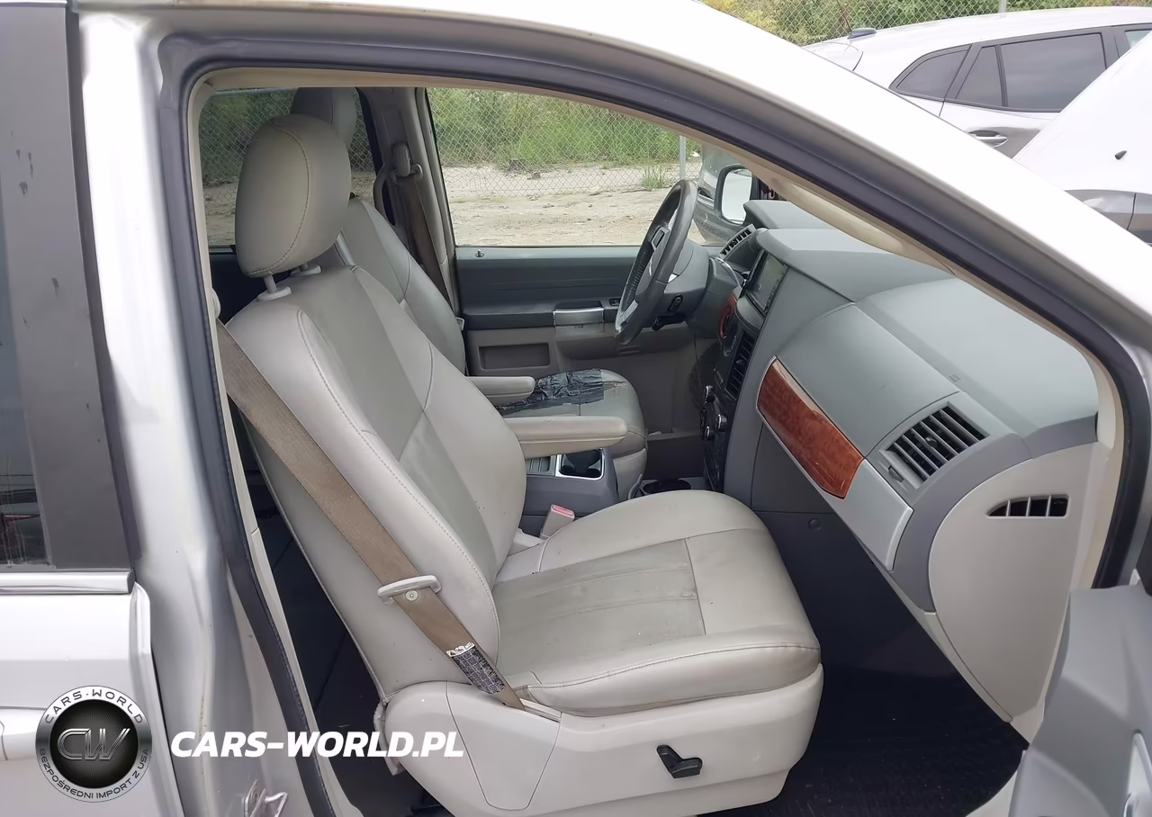 2008 Chrysler Town & Country Touring VIN:2A8HR54P78R129425 - 5