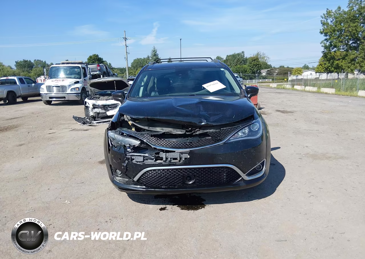 2017 Chrysler Pacifica Touring-L Plus VIN:2C4RC1EG5HR550967 - 12