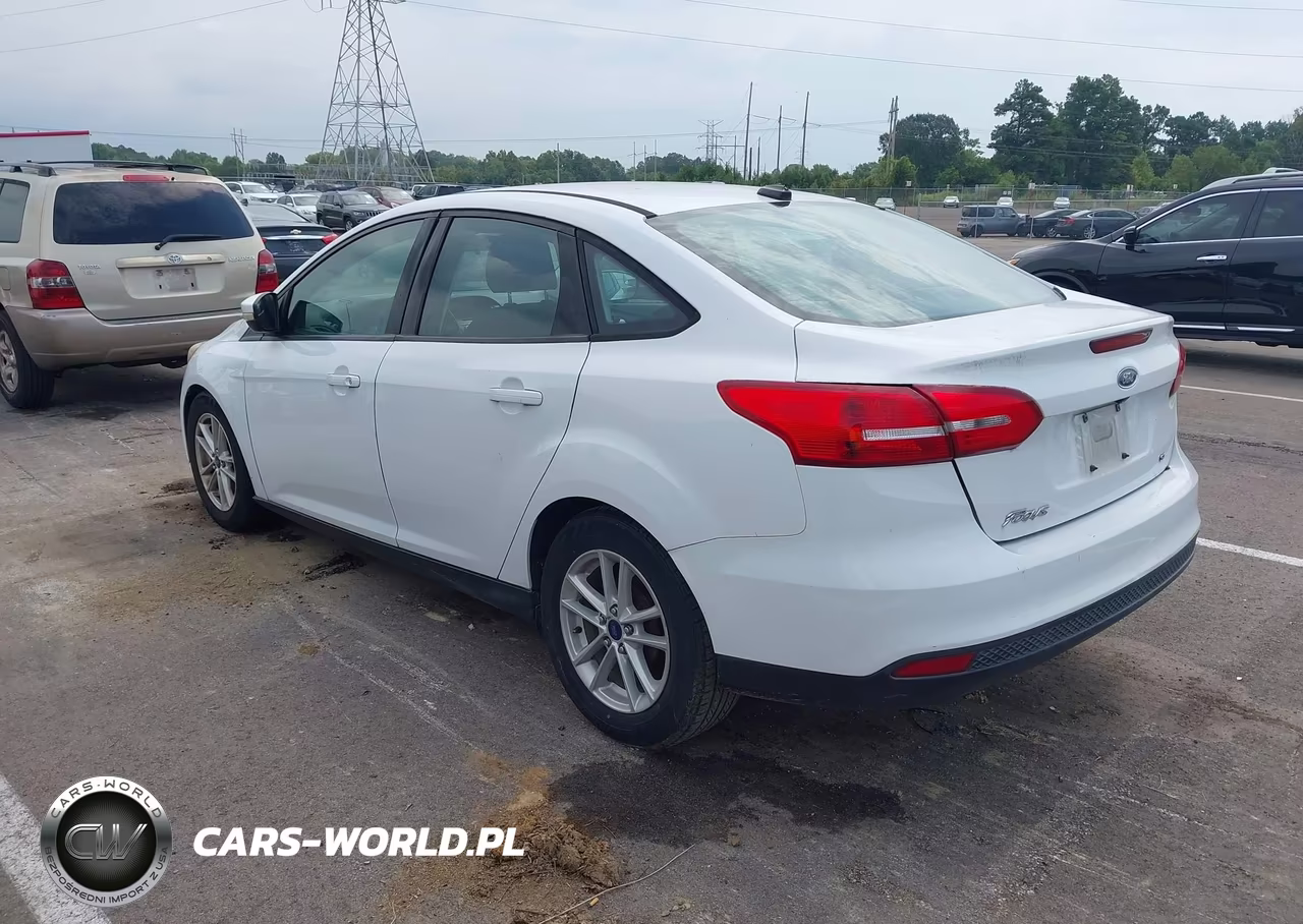 2017 Ford Focus Se VIN:1FADP3F29HL247878 - 3