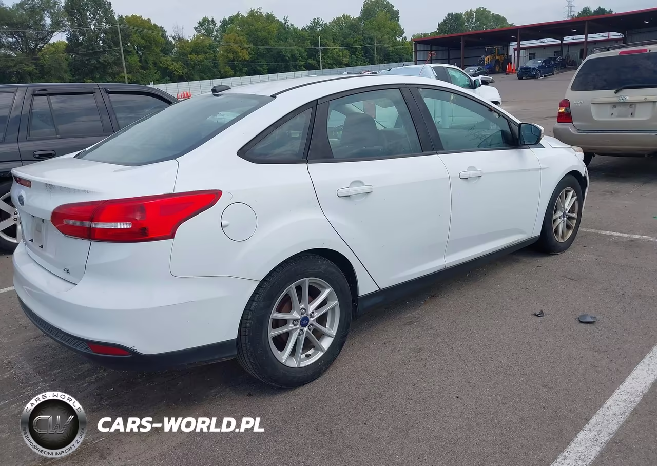 2017 Ford Focus Se VIN:1FADP3F29HL247878 - 4