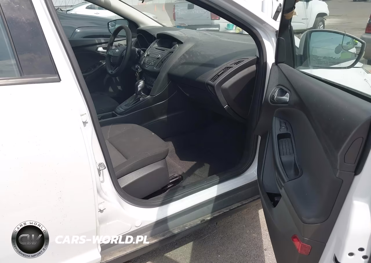2017 Ford Focus Se VIN:1FADP3F29HL247878 - 5