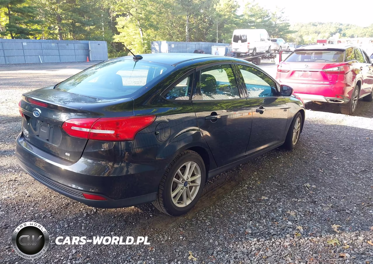 2015 Ford Focus Se VIN:1FADP3F23FL242494 - 4