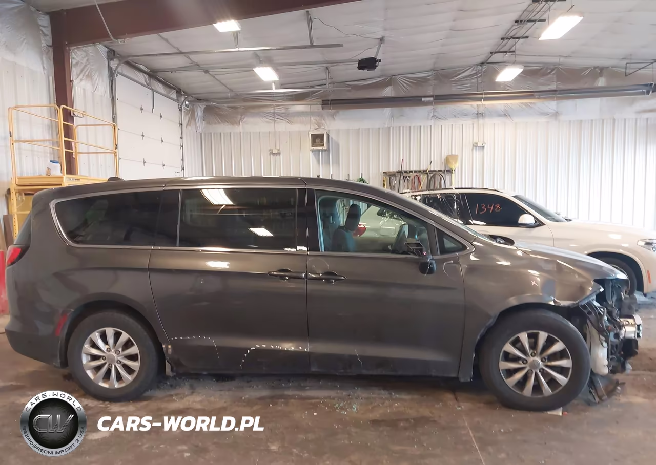 2017 Chrysler Pacifica Touring VIN:2C4RC1DG3HR532081 - 13