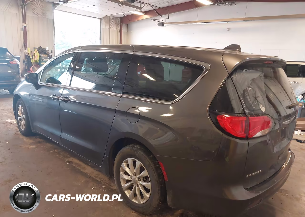 2017 Chrysler Pacifica Touring VIN:2C4RC1DG3HR532081 - 3