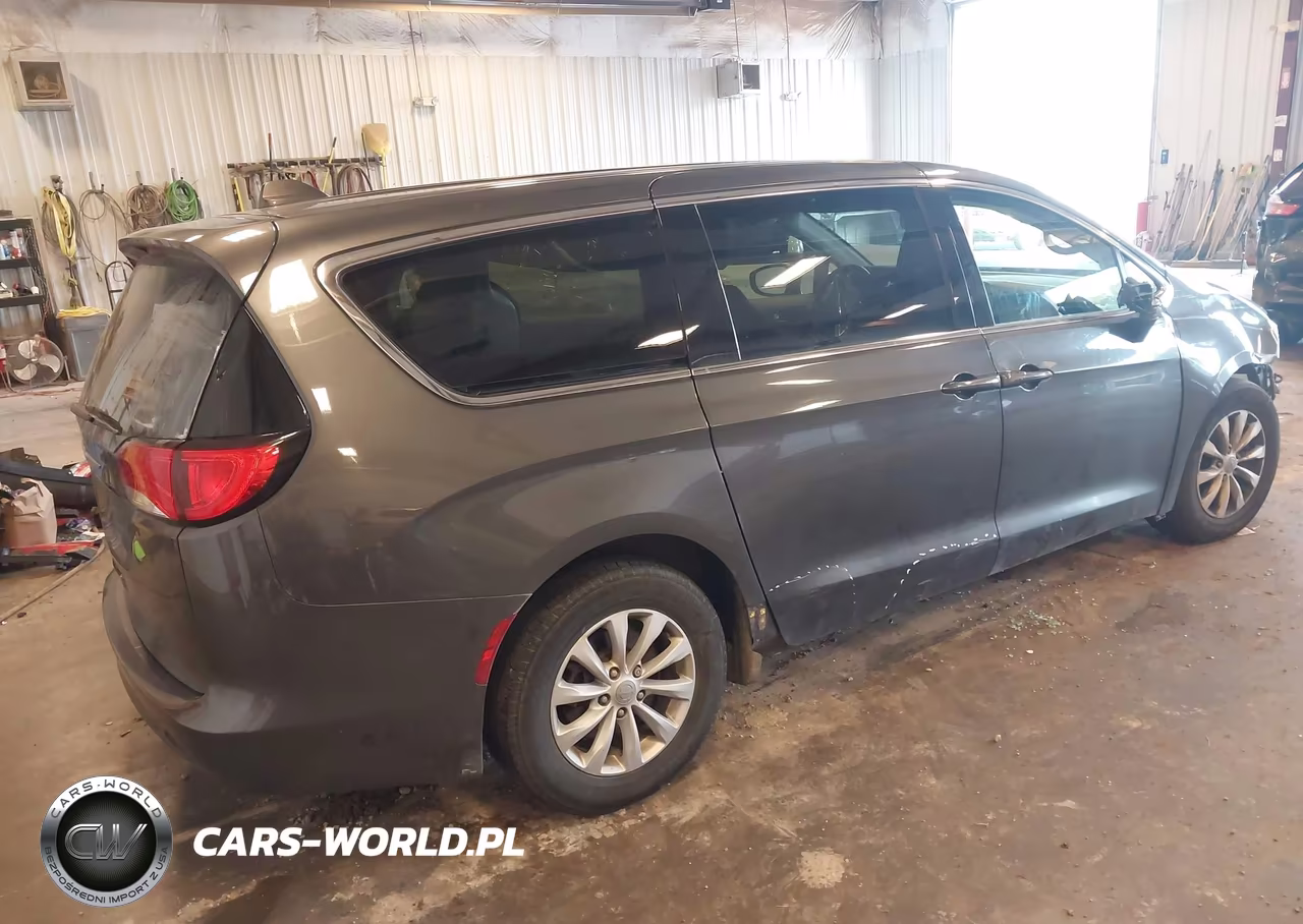 2017 Chrysler Pacifica Touring VIN:2C4RC1DG3HR532081 - 4