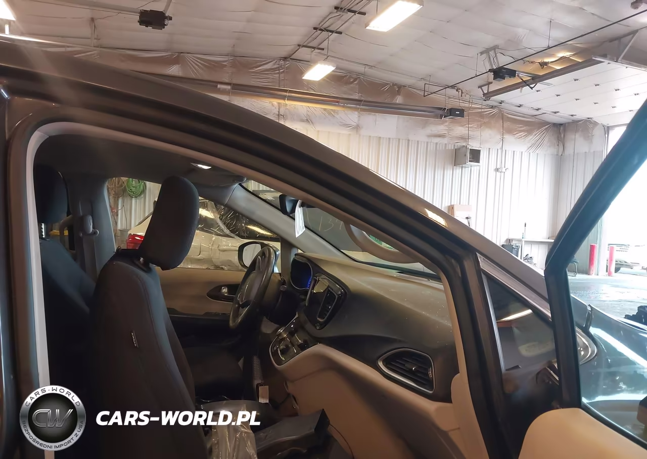 2017 Chrysler Pacifica Touring VIN:2C4RC1DG3HR532081 - 5