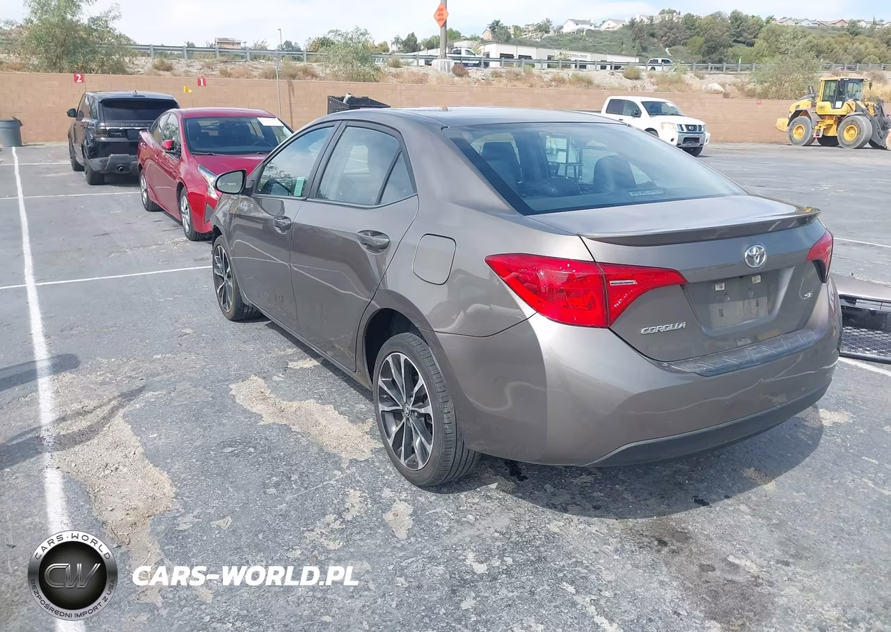 2018 Toyota Corolla Se VIN:5YFBURHE8JP838219 - 3