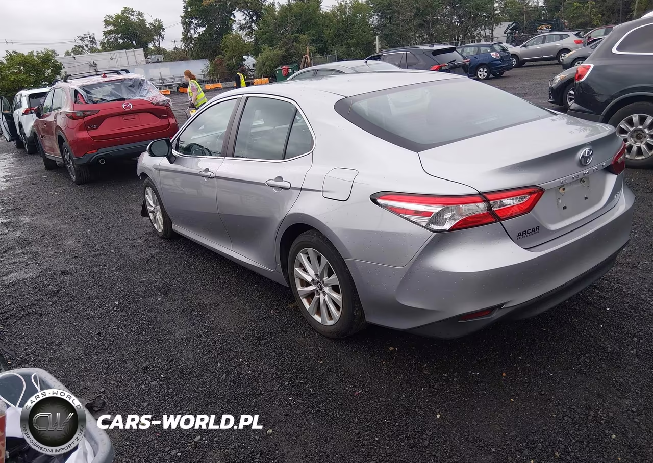 2018 Toyota Camry Le VIN:4T1B11HK8JU601874 - 3