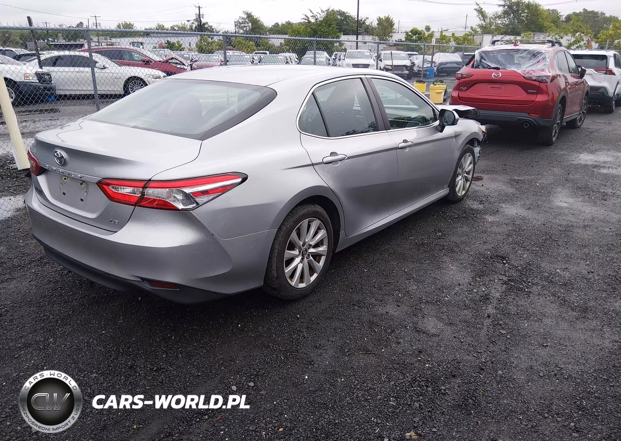 2018 Toyota Camry Le VIN:4T1B11HK8JU601874 - 4