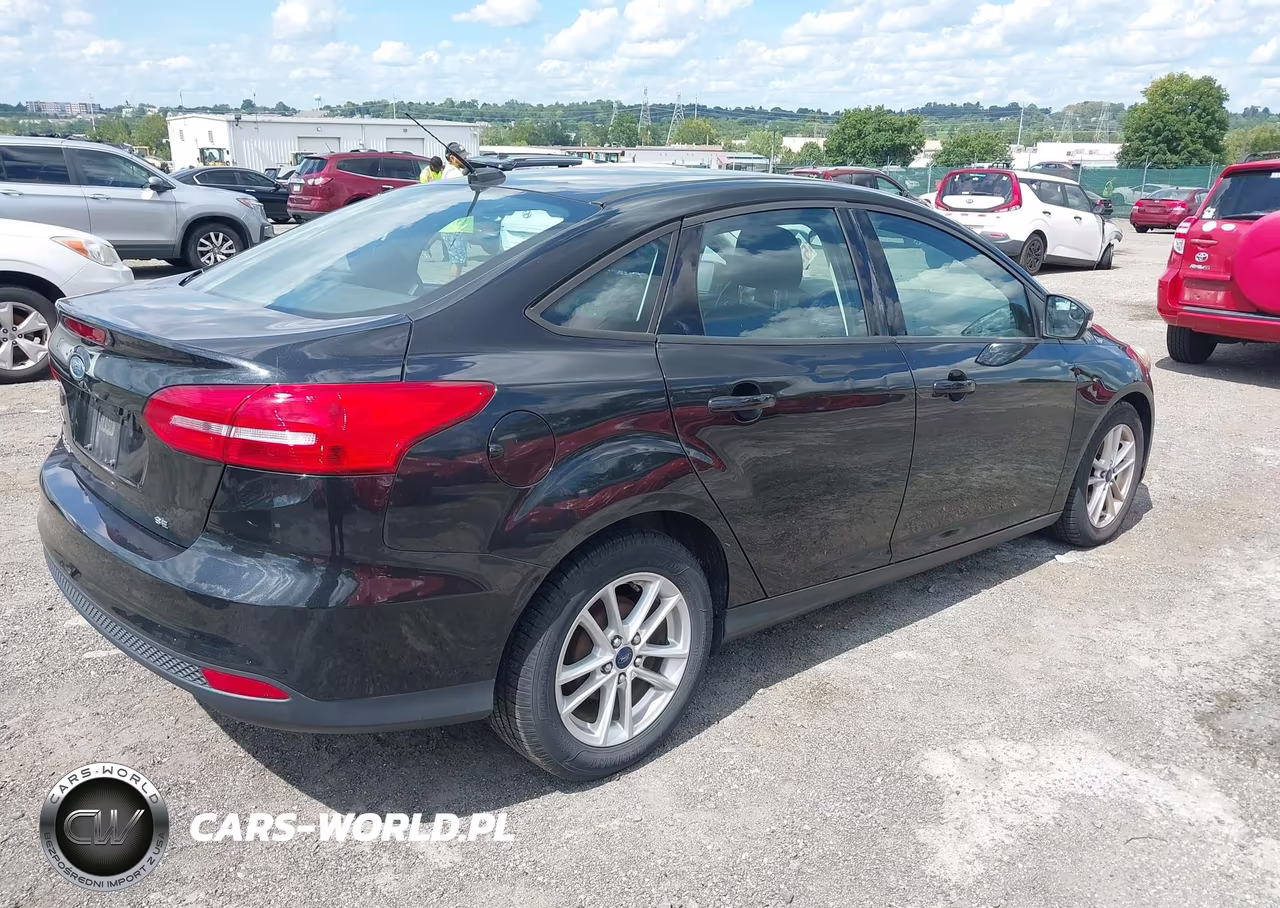 2015 Ford Focus Se VIN:1FADP3F27FL273764 - 4