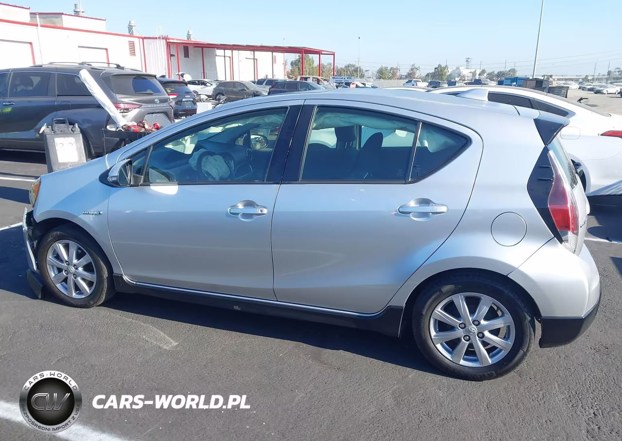 2017 Toyota Prius C Three VIN:JTDKDTB34H1593390 - 17
