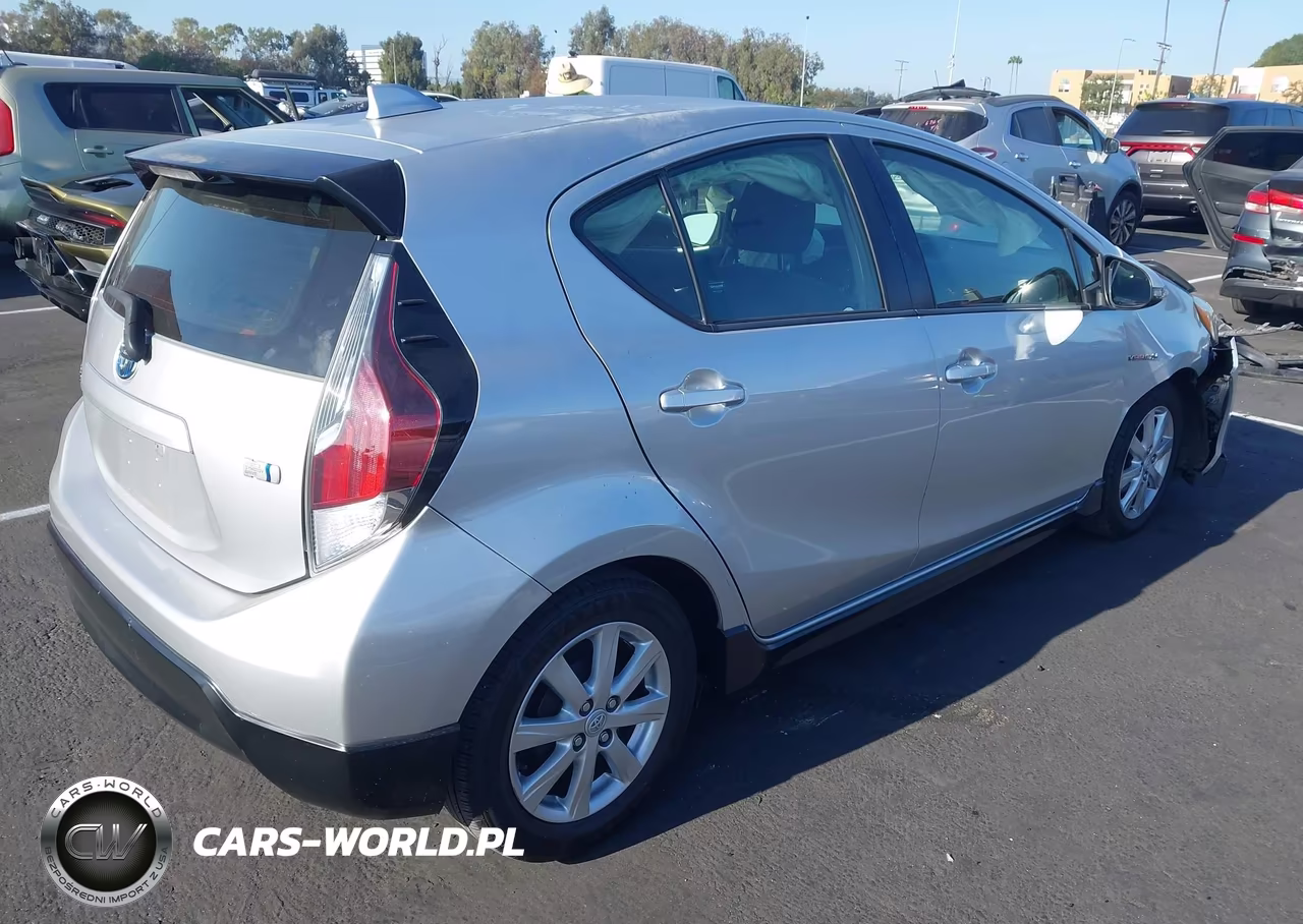 2017 Toyota Prius C Three VIN:JTDKDTB34H1593390 - 4