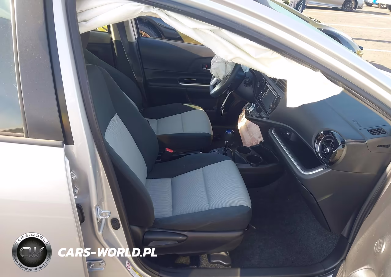 2017 Toyota Prius C Three VIN:JTDKDTB34H1593390 - 5