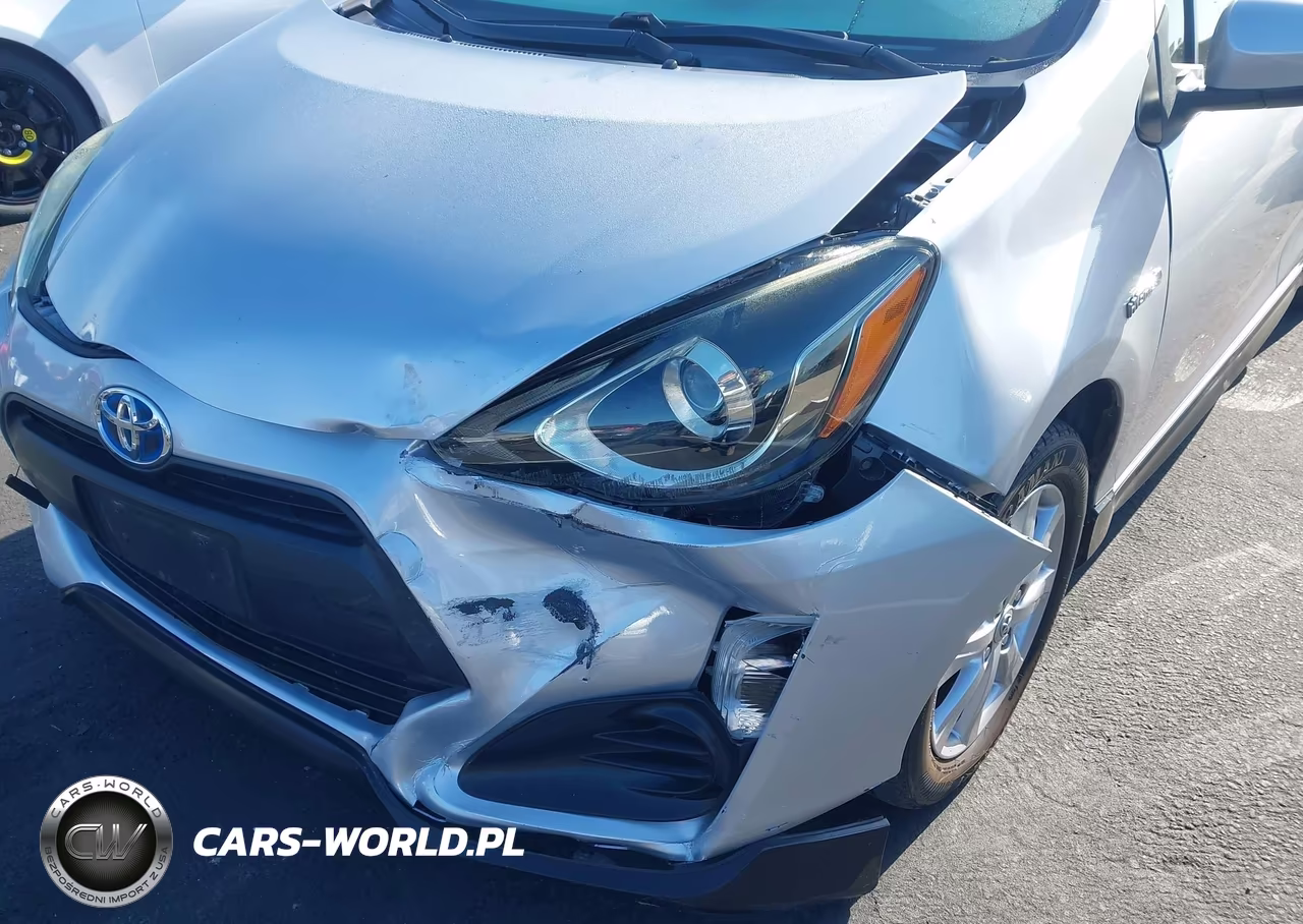 2017 Toyota Prius C Three VIN:JTDKDTB34H1593390 - 6