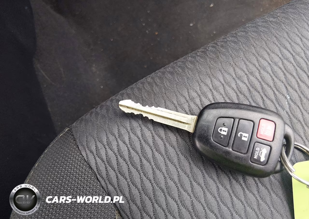 2018 Toyota Corolla Le VIN:2T1BURHE4JC055107 - 11