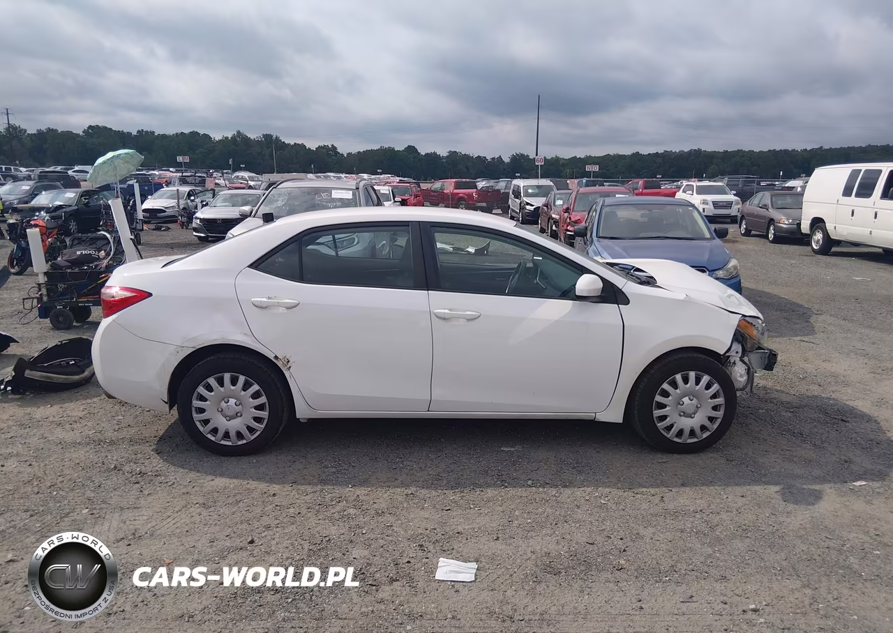 2018 Toyota Corolla Le VIN:2T1BURHE4JC055107 - 14