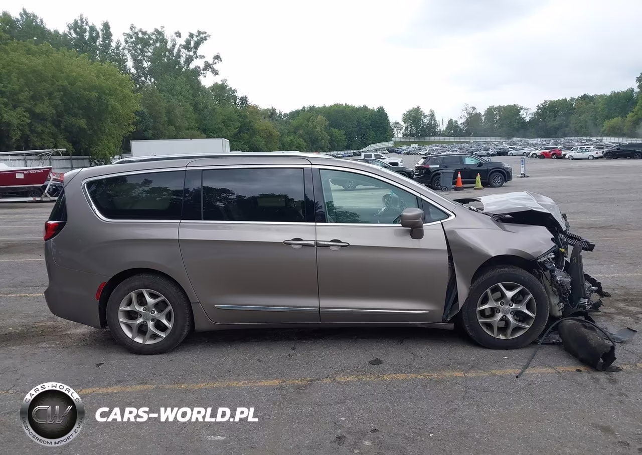 2018 Chrysler Pacifica Touring L Plus VIN:2C4RC1EGXJR321738 - 13
