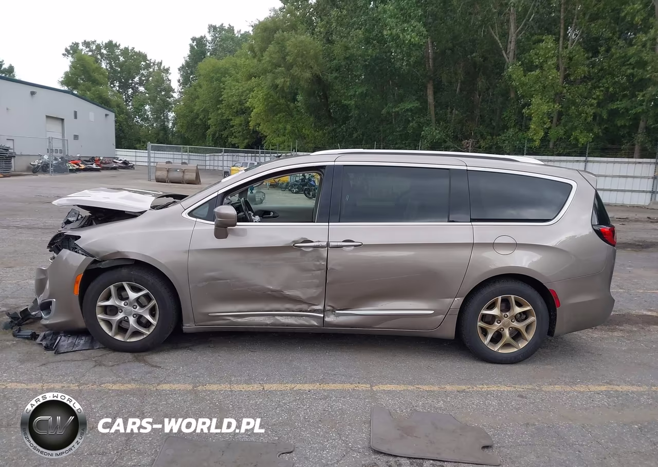 2018 Chrysler Pacifica Touring L Plus VIN:2C4RC1EGXJR321738 - 14