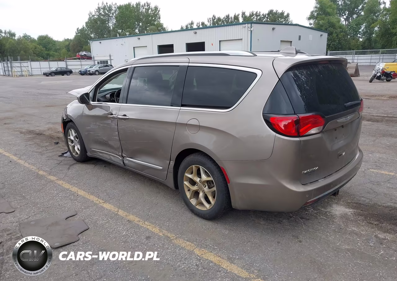 2018 Chrysler Pacifica Touring L Plus VIN:2C4RC1EGXJR321738 - 3