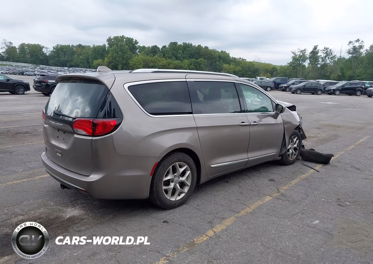 2018 Chrysler Pacifica Touring L Plus VIN:2C4RC1EGXJR321738 - 4