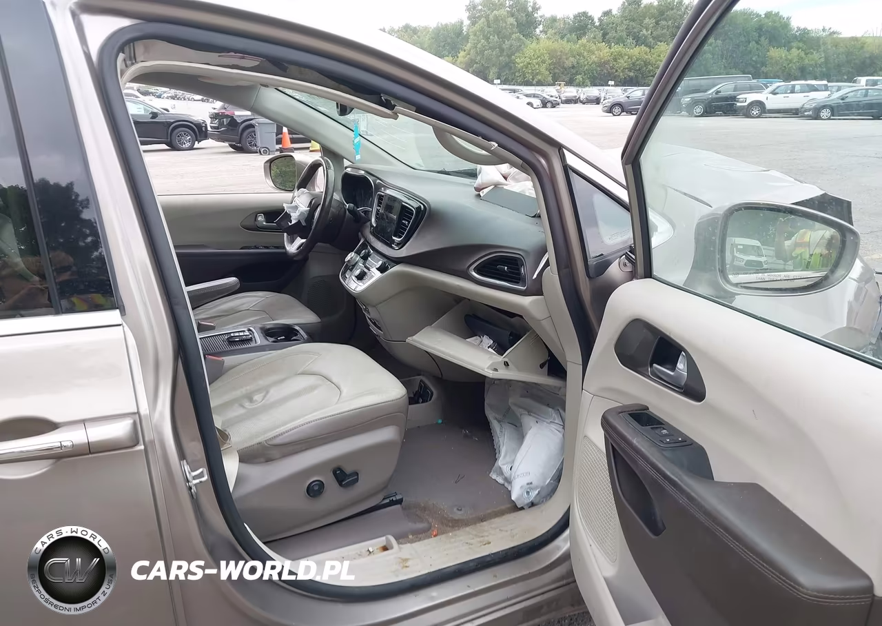 2018 Chrysler Pacifica Touring L Plus VIN:2C4RC1EGXJR321738 - 5