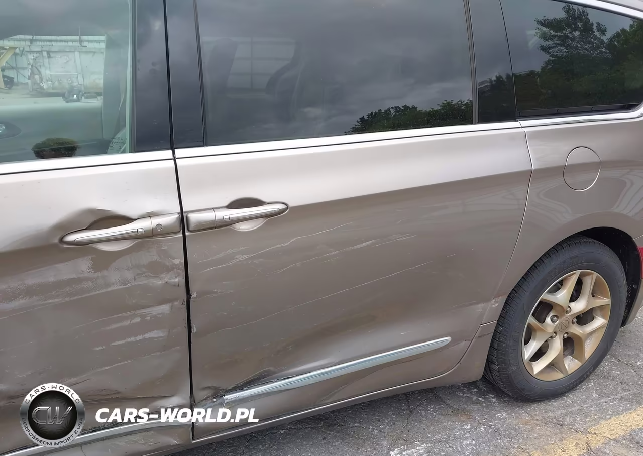 2018 Chrysler Pacifica Touring L Plus VIN:2C4RC1EGXJR321738 - 6