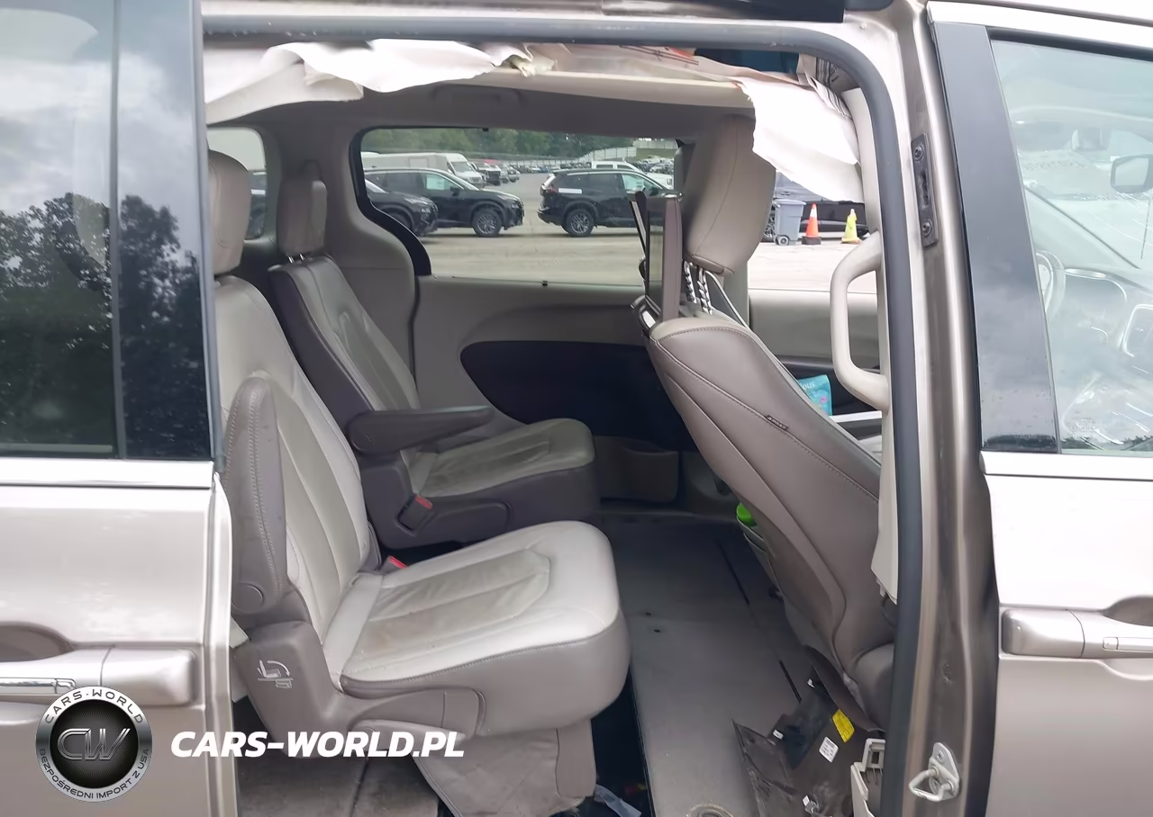 2018 Chrysler Pacifica Touring L Plus VIN:2C4RC1EGXJR321738 - 8