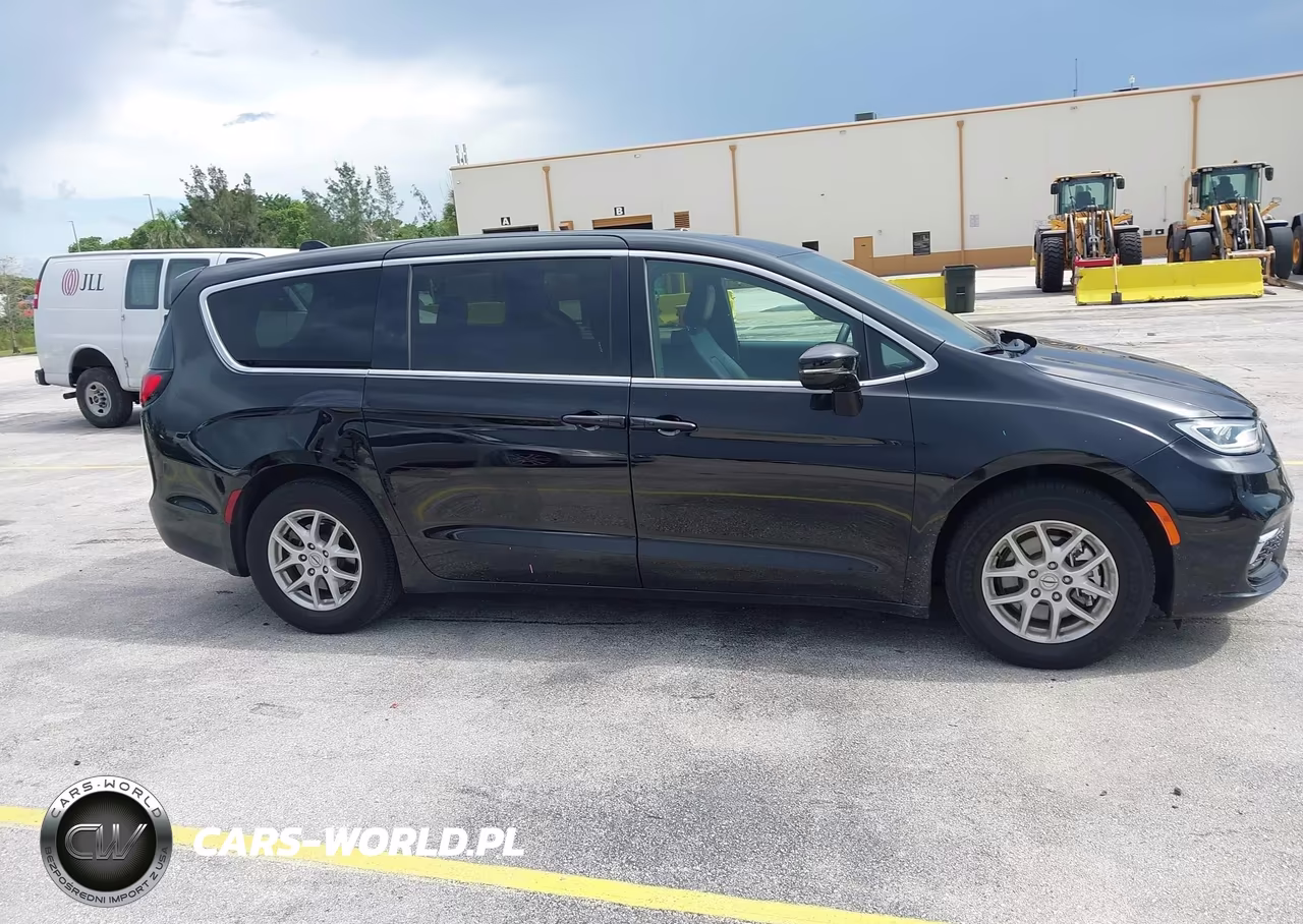 2025 Chrysler Pacifica Select VIN:2C4RC1BG8SR507008 - 13