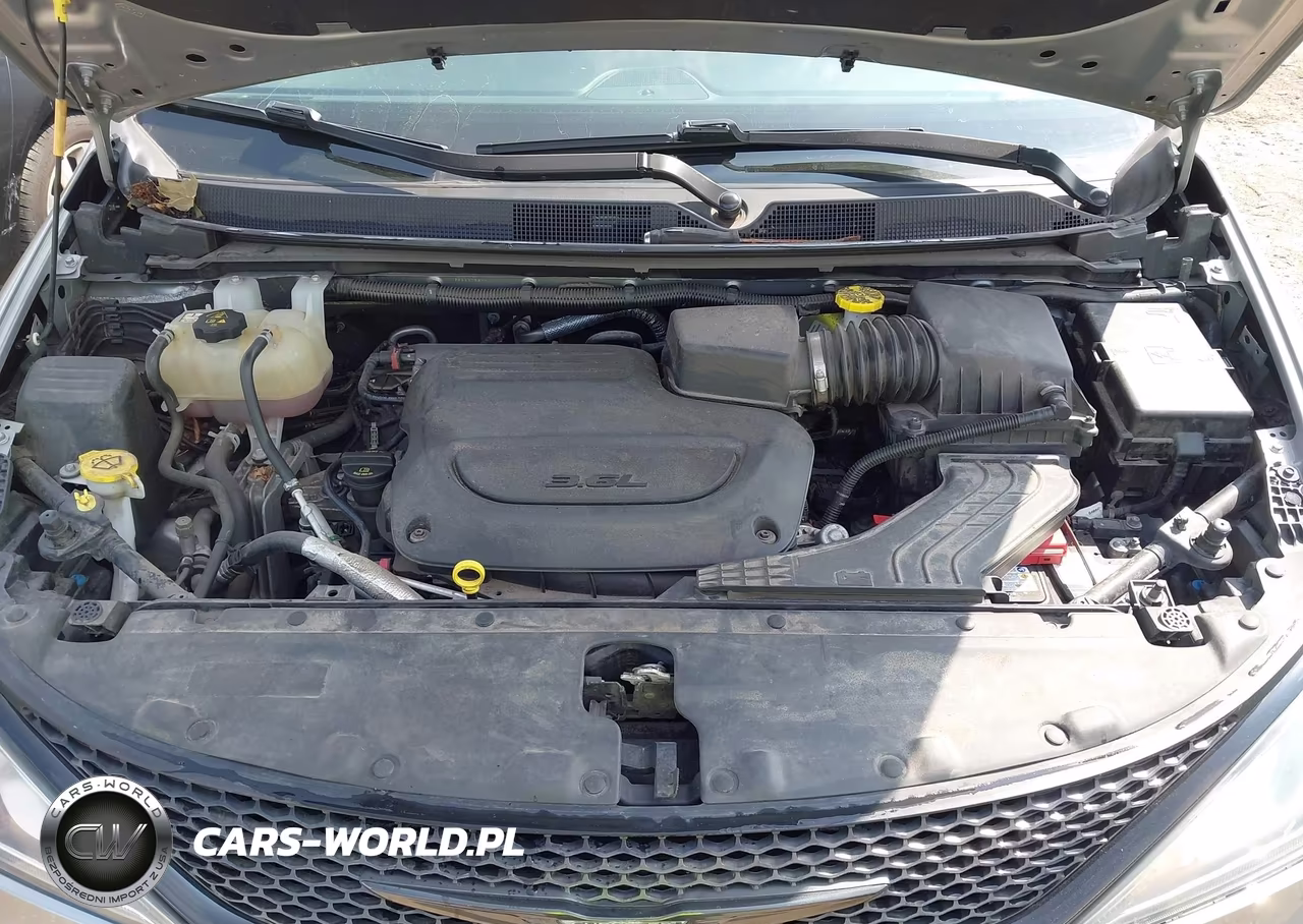 2019 Chrysler Pacifica Touring Plus VIN:2C4RC1FG2KR532416 - 10