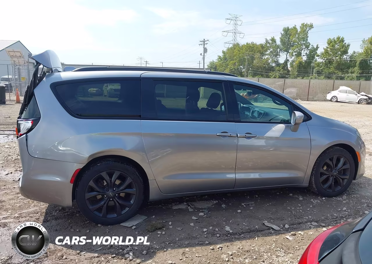 2019 Chrysler Pacifica Touring Plus VIN:2C4RC1FG2KR532416 - 13
