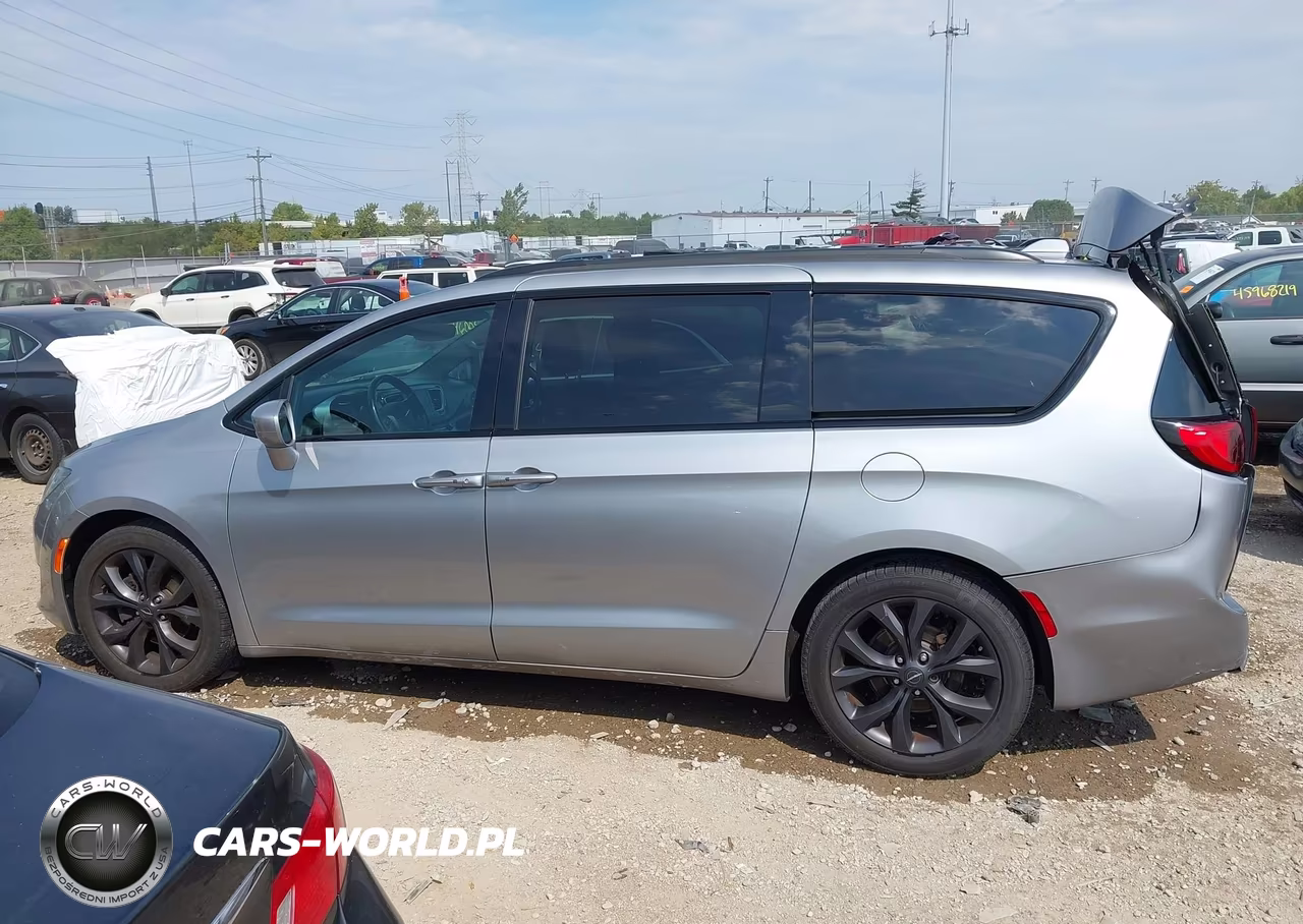 2019 Chrysler Pacifica Touring Plus VIN:2C4RC1FG2KR532416 - 14
