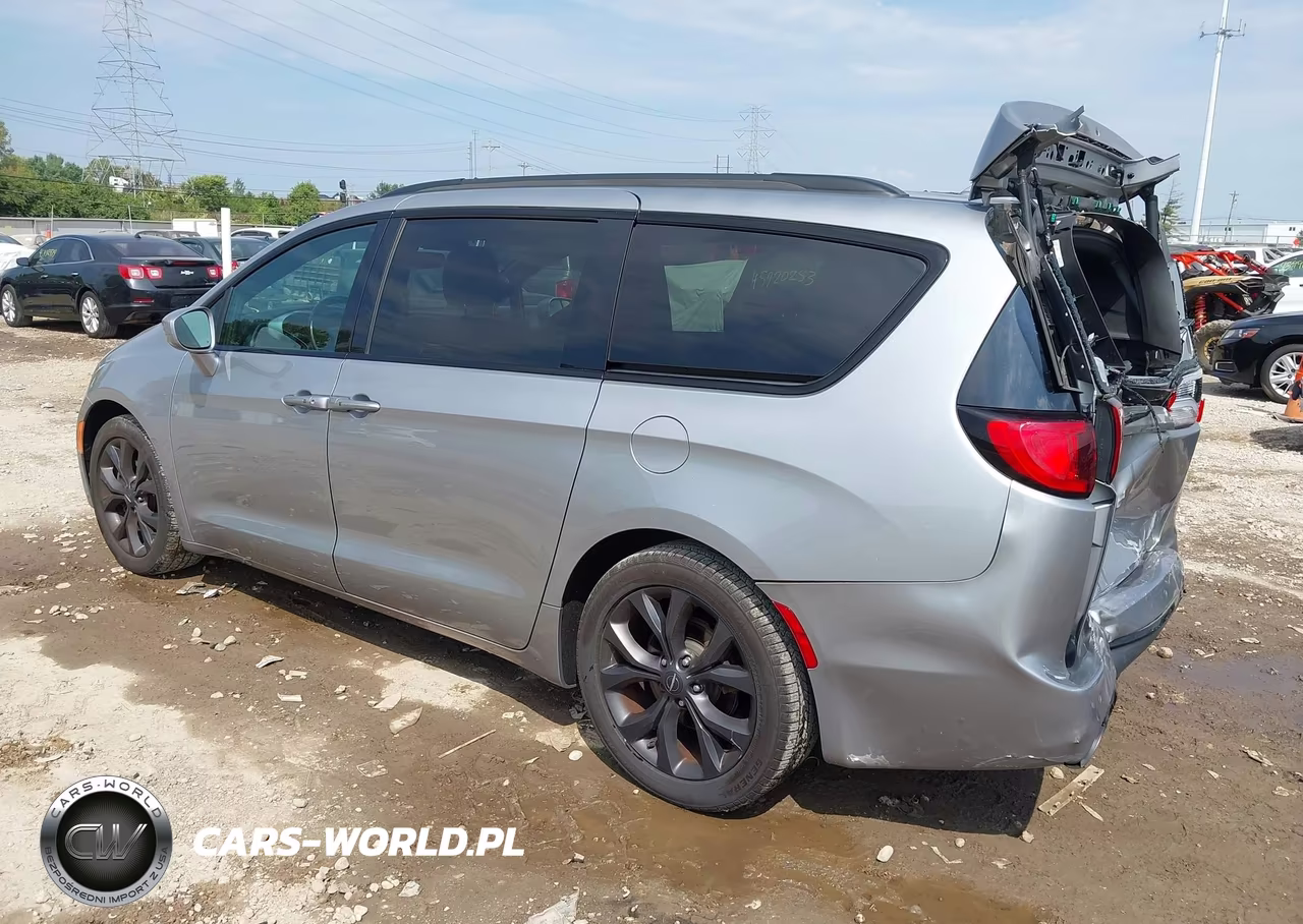 2019 Chrysler Pacifica Touring Plus VIN:2C4RC1FG2KR532416 - 3