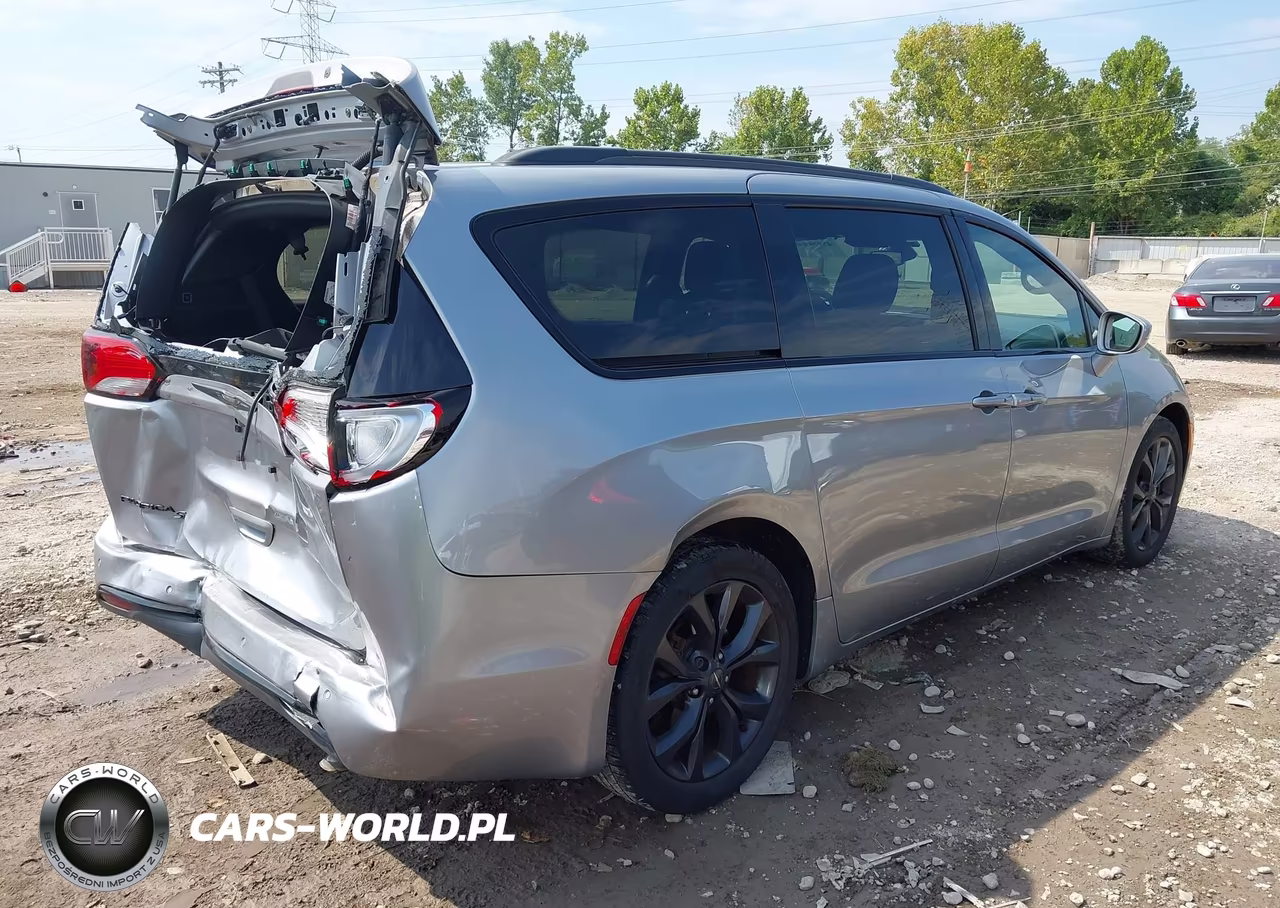 2019 Chrysler Pacifica Touring Plus VIN:2C4RC1FG2KR532416 - 4