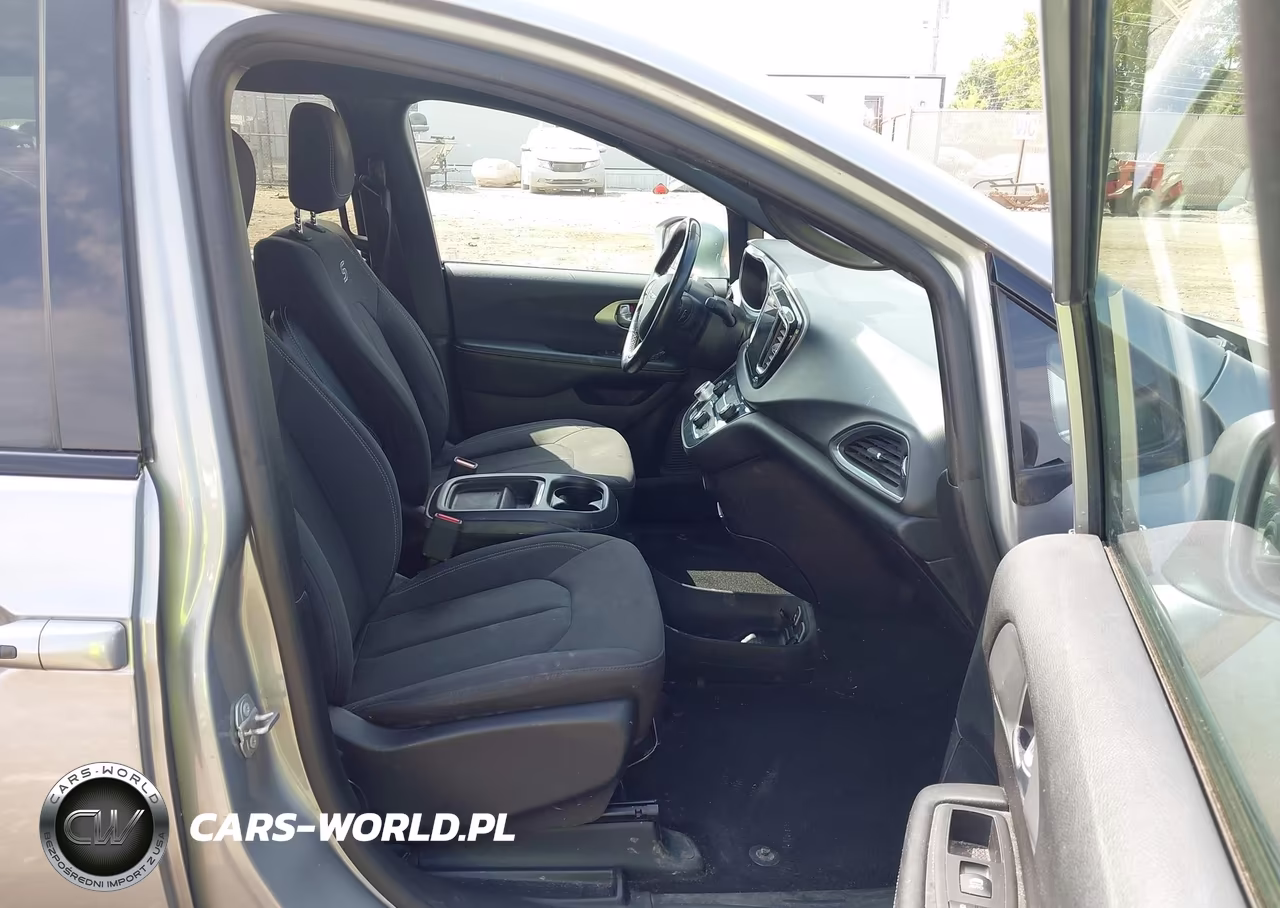 2019 Chrysler Pacifica Touring Plus VIN:2C4RC1FG2KR532416 - 5