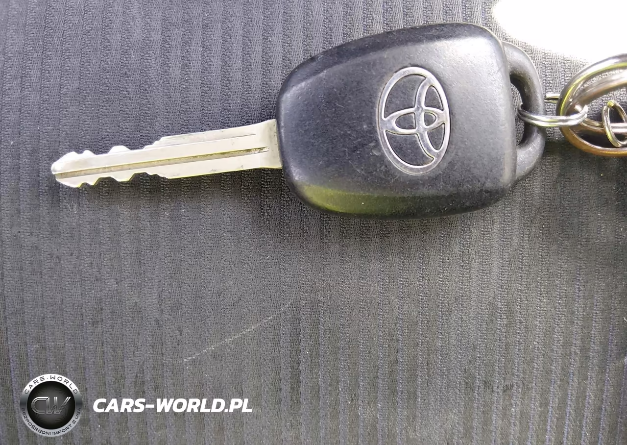 2016 Toyota Prius C Two VIN:JTDKDTB3XG1126179 - 11