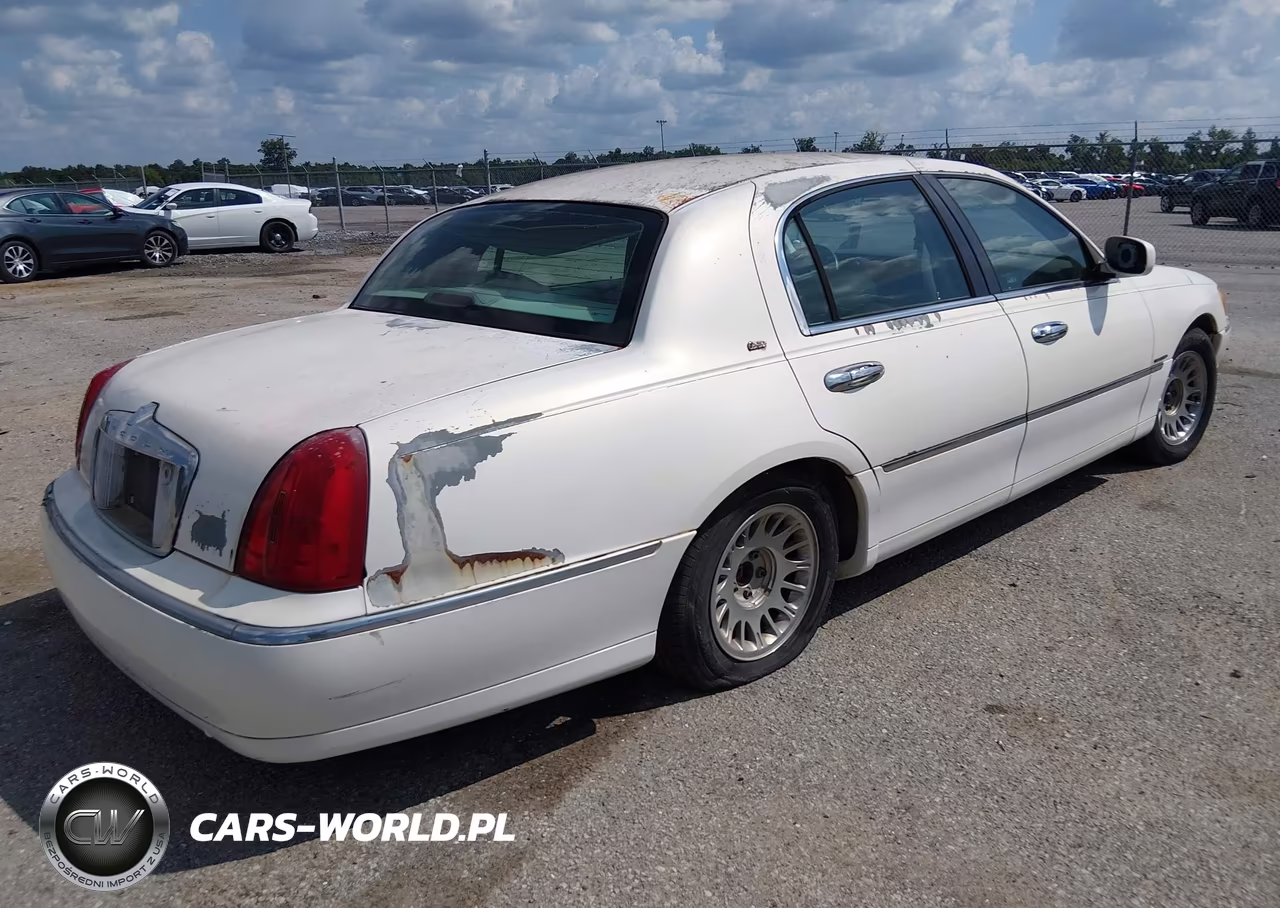 1998 Lincoln Town Car Cartier VIN:1LNFM83W1WY695446 - 4