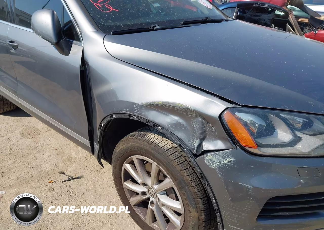 2014 Volkswagen Touareg 3.6L Sport VIN:WVGEF9BP1ED003343 - 17