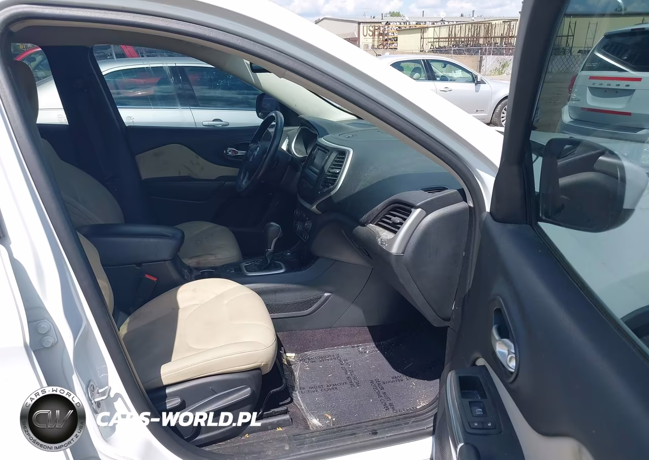 2016 Jeep Cherokee Latitude VIN:1C4PJMCSXGW185438 - 5