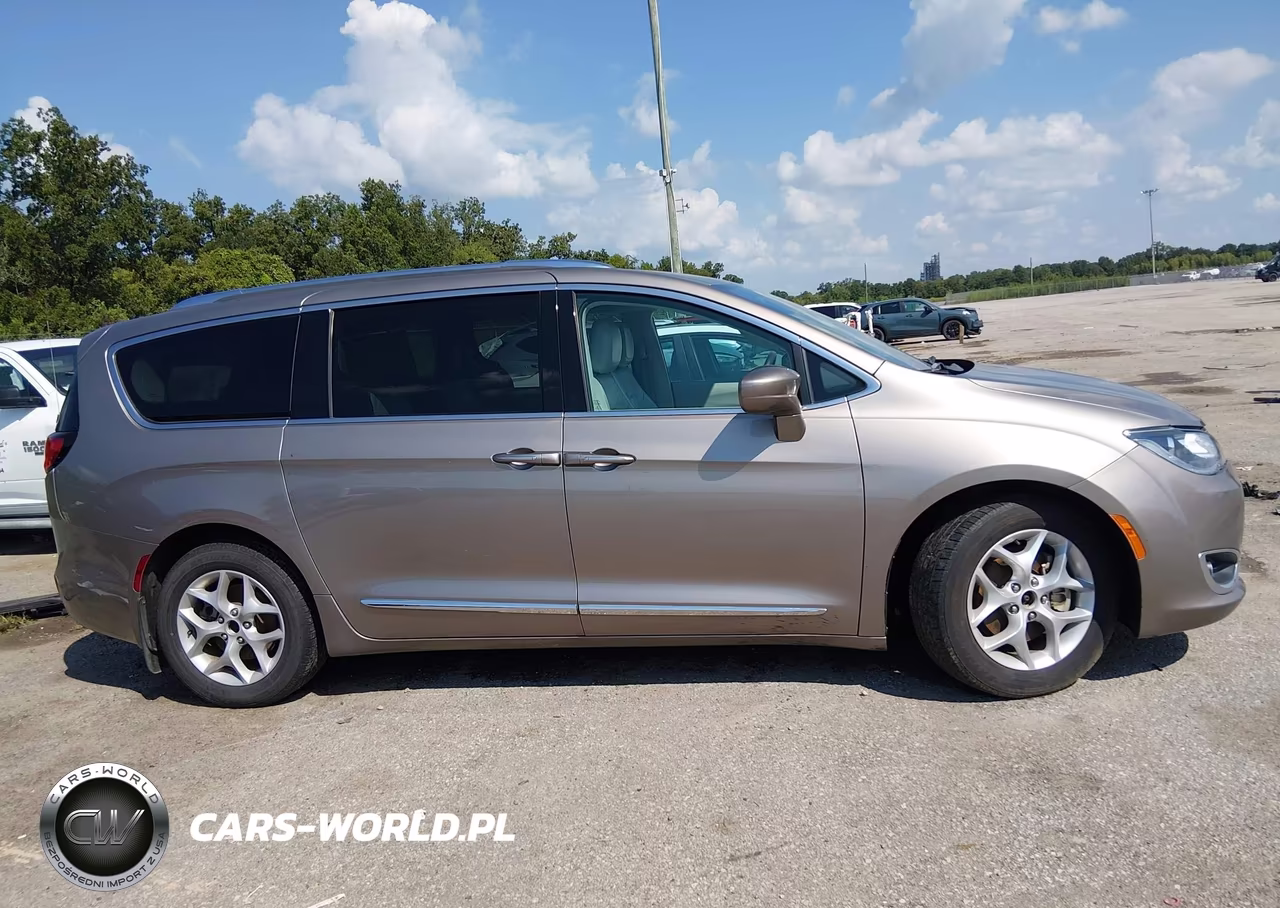 2017 Chrysler Pacifica Touring-L Plus VIN:2C4RC1EG7HR652738 - 13