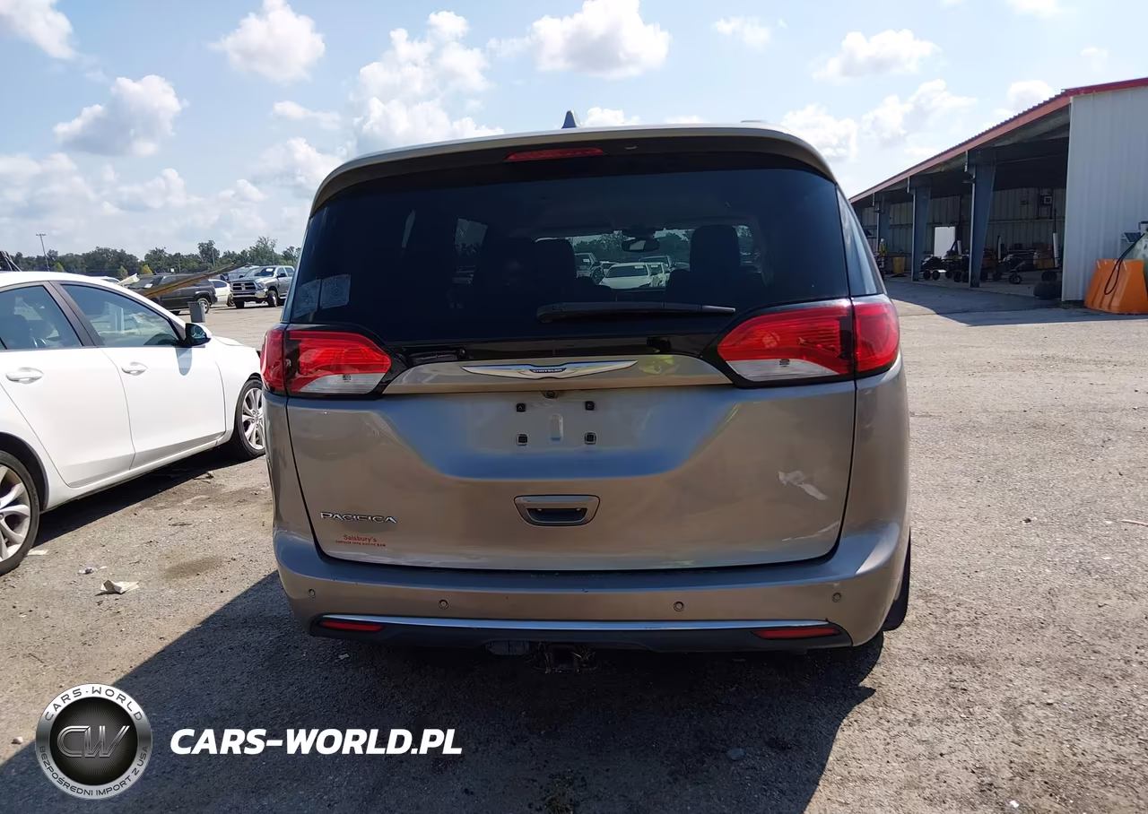 2017 Chrysler Pacifica Touring-L Plus VIN:2C4RC1EG7HR652738 - 16