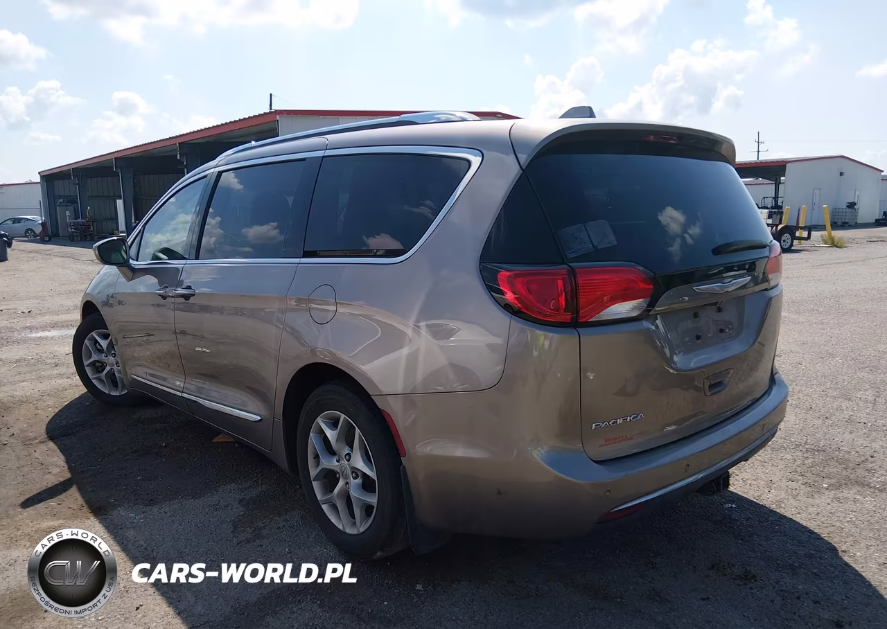 2017 Chrysler Pacifica Touring-L Plus VIN:2C4RC1EG7HR652738 - 3