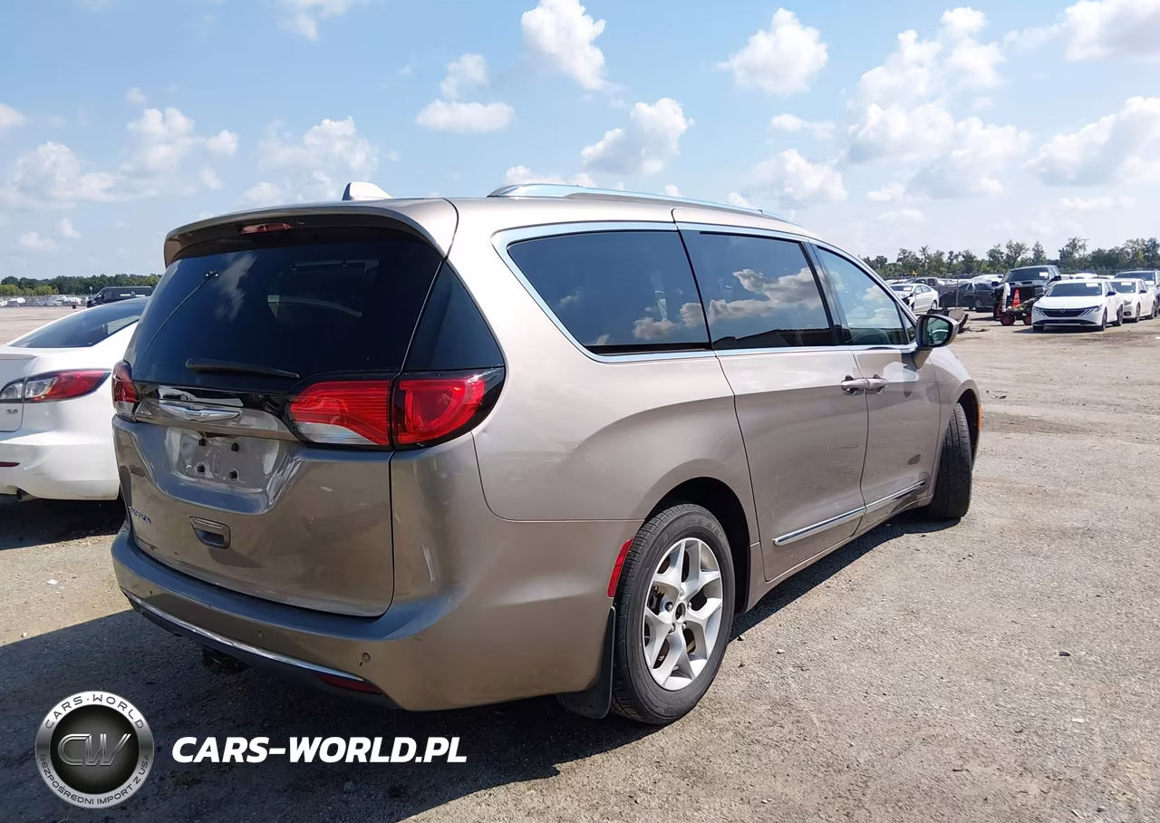 2017 Chrysler Pacifica Touring-L Plus VIN:2C4RC1EG7HR652738 - 4