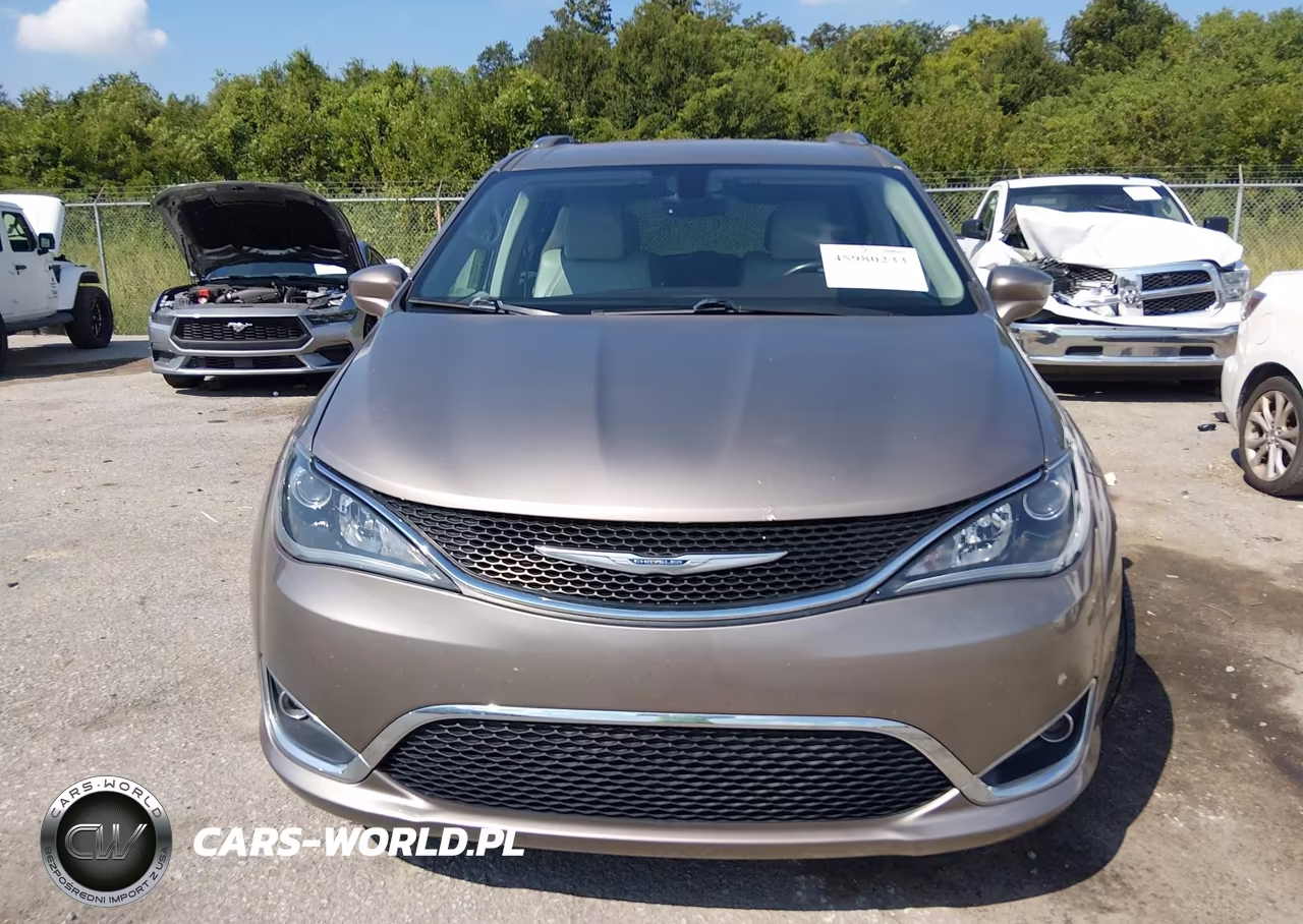 2017 Chrysler Pacifica Touring-L Plus VIN:2C4RC1EG7HR652738 - 6
