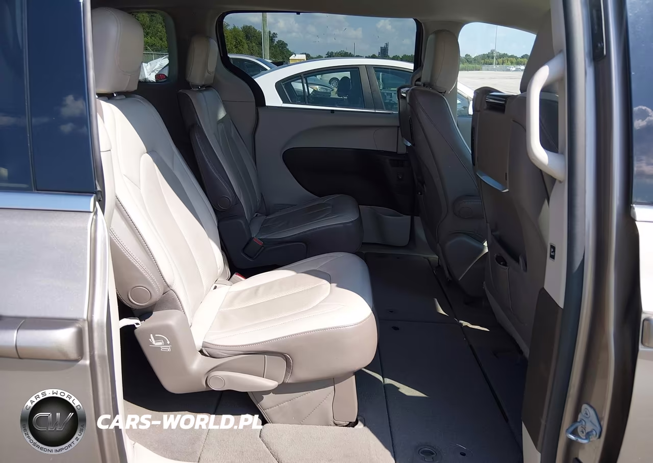 2017 Chrysler Pacifica Touring-L Plus VIN:2C4RC1EG7HR652738 - 8