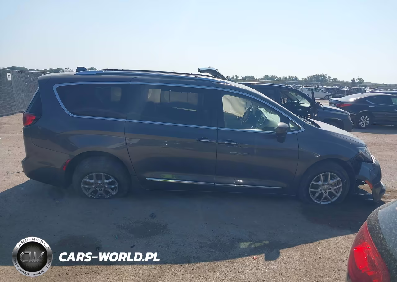 2020 Chrysler Pacifica Touring L VIN:2C4RC1BG1LR268743 - 13