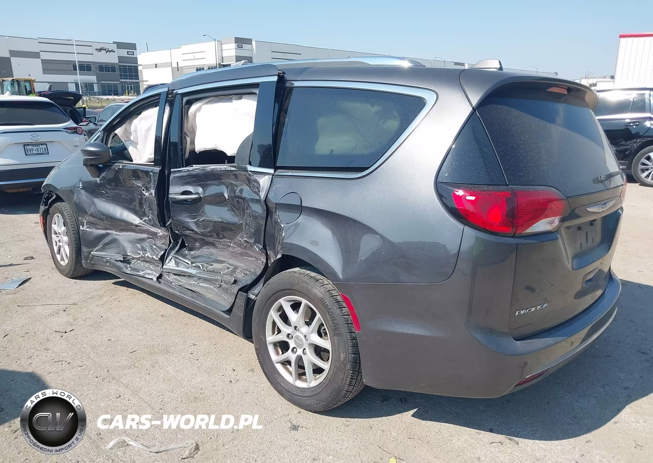 2020 Chrysler Pacifica Touring L VIN:2C4RC1BG1LR268743 - 3