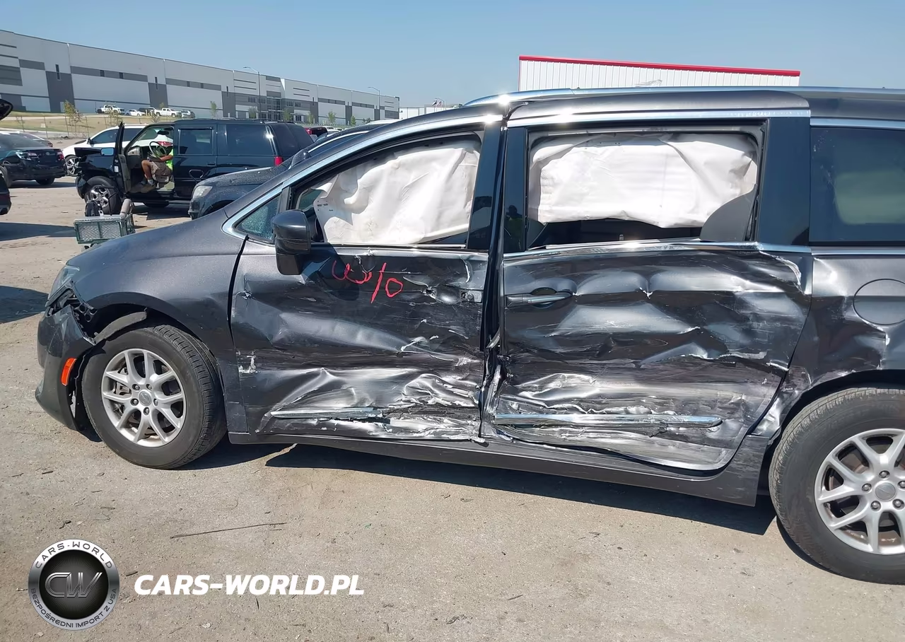 2020 Chrysler Pacifica Touring L VIN:2C4RC1BG1LR268743 - 6