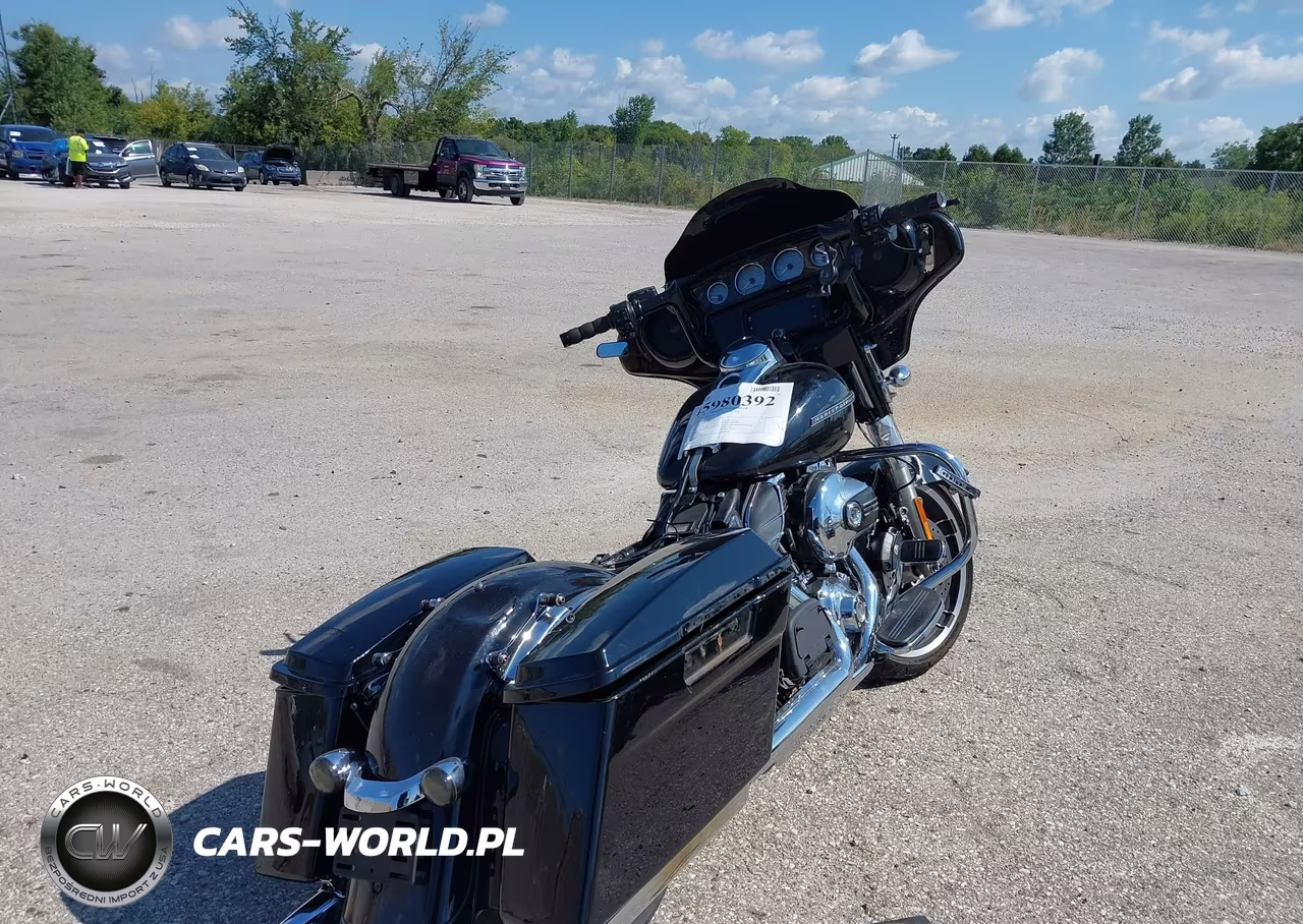 2014 Harley-Davidson Flhx Street Glide VIN:1HD1KBM1XEB608213 - 4