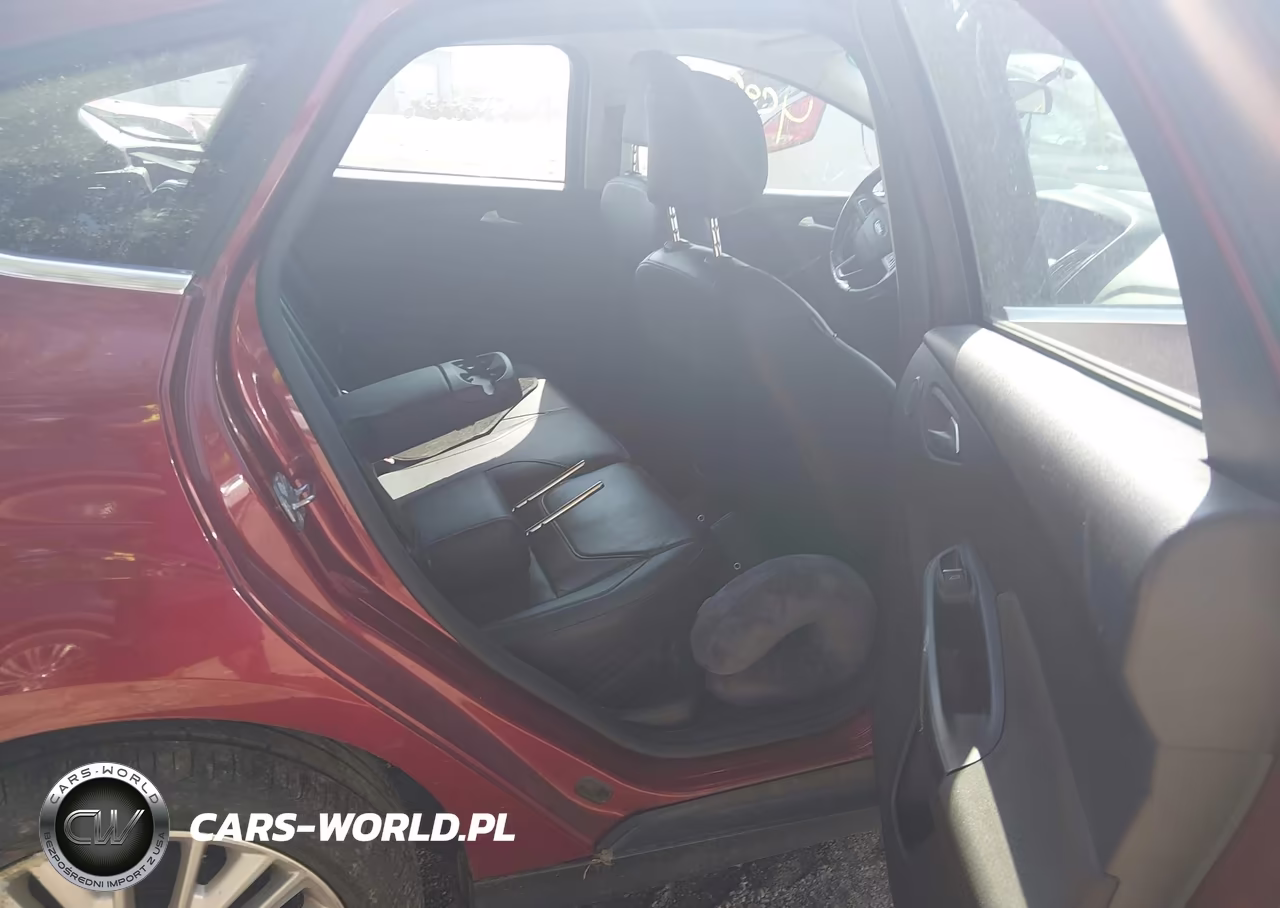2016 Ford Focus Titanium VIN:1FADP3N24GL225917 - 8